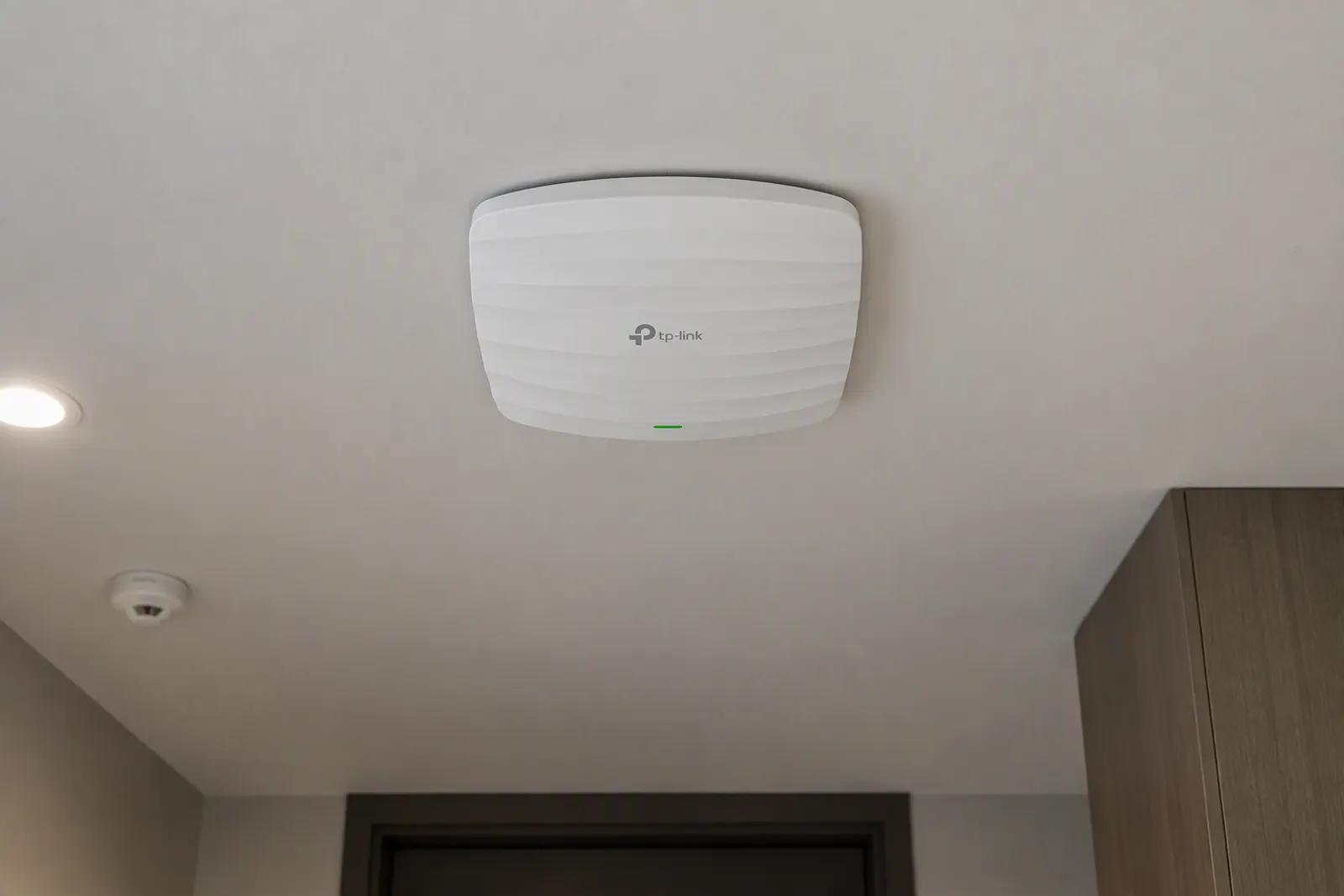 Потолочная точка доступа Wi-Fi в коридоре гостиницы